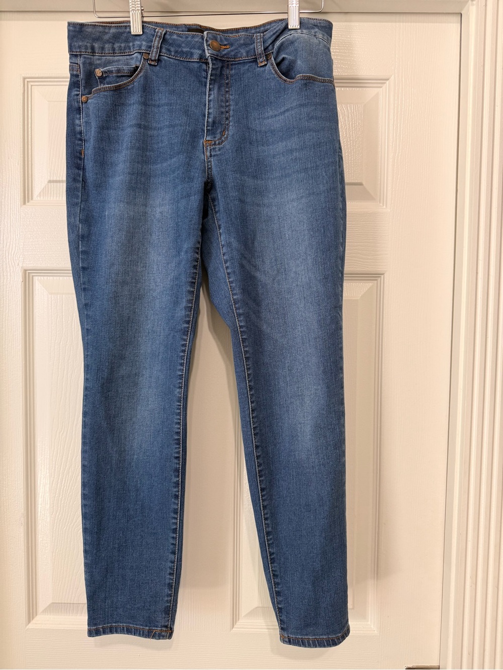 Tahari Women's Skinny Jeans in Medium Blue Wash